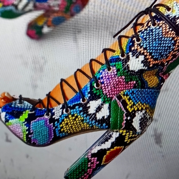 Size 8.5 snake skin shoe - Picture 2 of 2